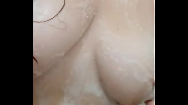 Se toca bañandose